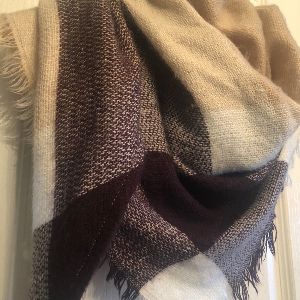 Triangle wrap Scarf - Picture 3 of 3